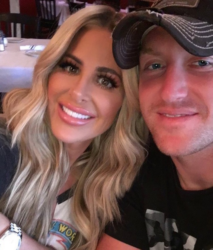 KIMZOLCIAK表示在丑陋的离婚中她将在2024年放弃那些不再对我有用的事情