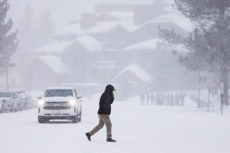 周末暴风雪袭击西海岸降雪厚达10英尺