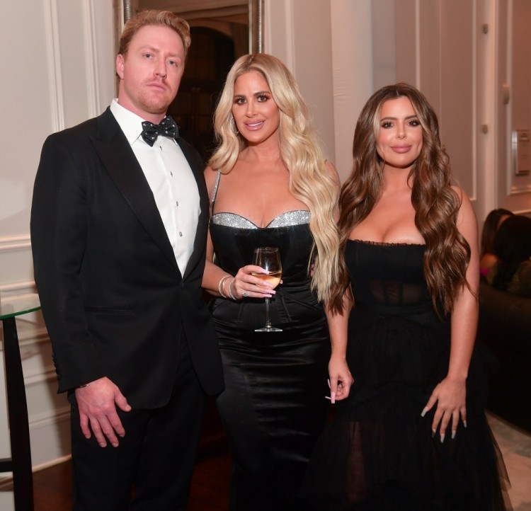 KIMZOLCIAK和KROYBIERMANN在离婚期间被勒令支付5000美元聘请父母健康评估员