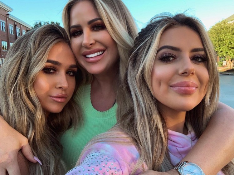 KIMZOLCIAK和KROYBIERMANN在离婚期间被勒令支付5000美元聘请父母健康评估员